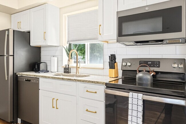 Building Photo - 18459 Sharon Ln