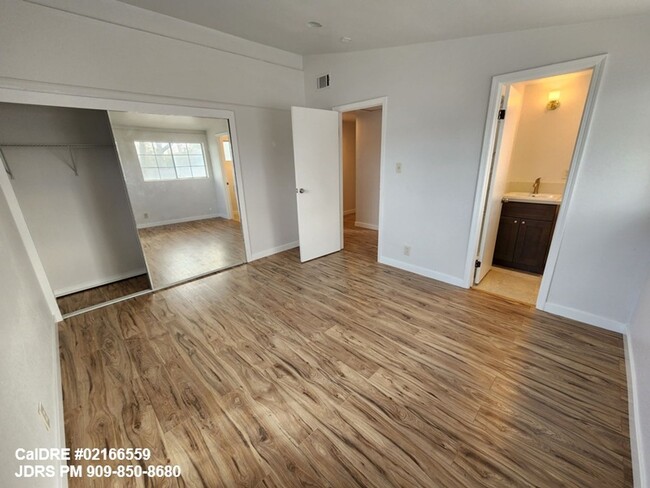 Building Photo - Rialto 5 Bedroom Home