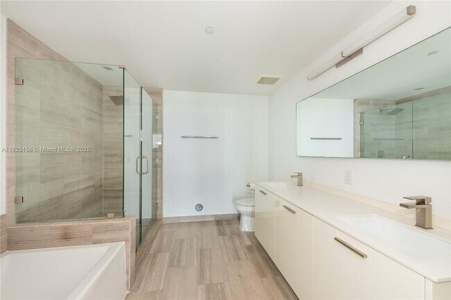 Building Photo - 1300 Brickell Bay Dr
