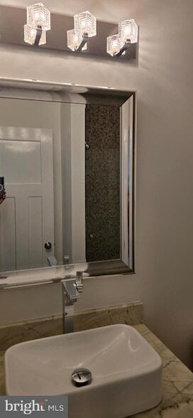 Building Photo - 165B Leeds Ct W