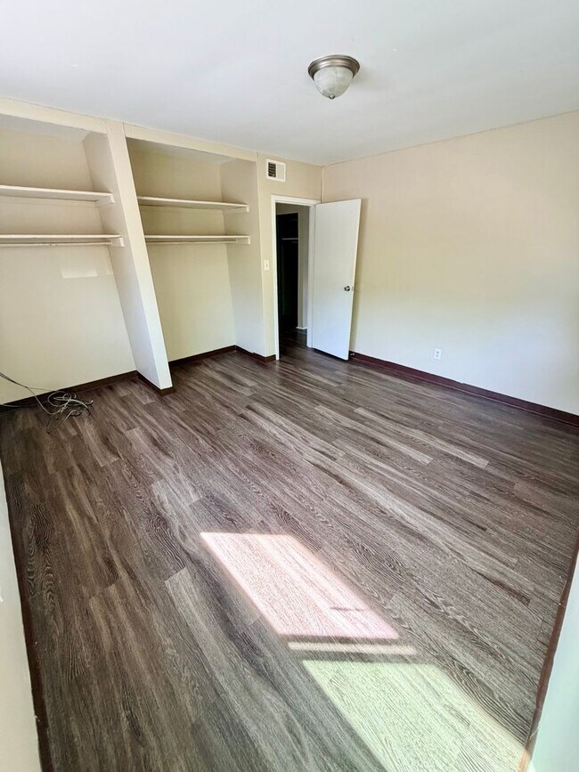 Building Photo - 1568 Alexandria Dr