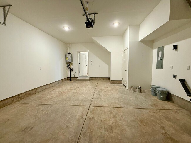 Building Photo - Charming 3 Bed 2.5 Bath Tualatin Home with Fenced Yard & 2-Car Garage!