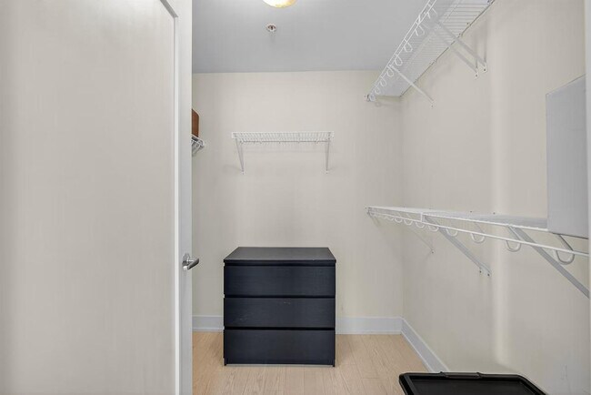 Building Photo - 400 Walnut St