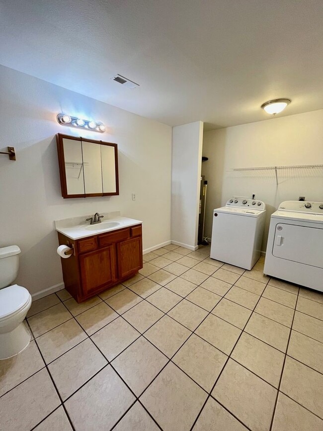 Building Photo - 2 Bed | 1.5 Bath | Duplex