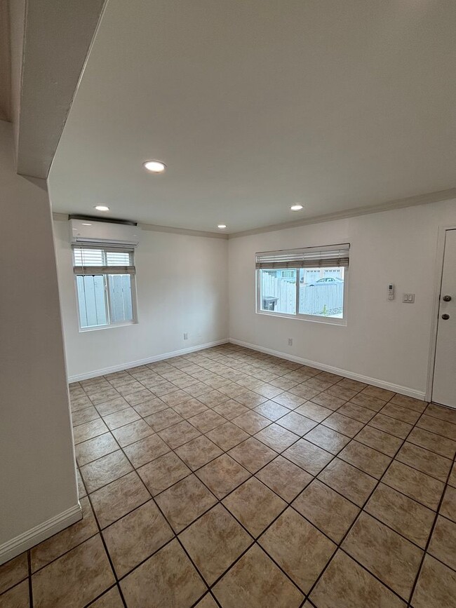 Building Photo - 2 bedrooms 1 bath duplex in Chula Vista.