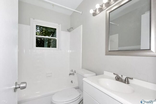 Building Photo - THREE BEDROOM/ONE BATH - CONVENIENT LOCATION!