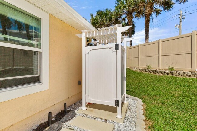 Building Photo - 200 Islamarada Ct