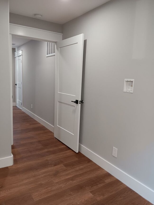 Building Photo - Spacious 6BR Townhome Near UTK | Private B...