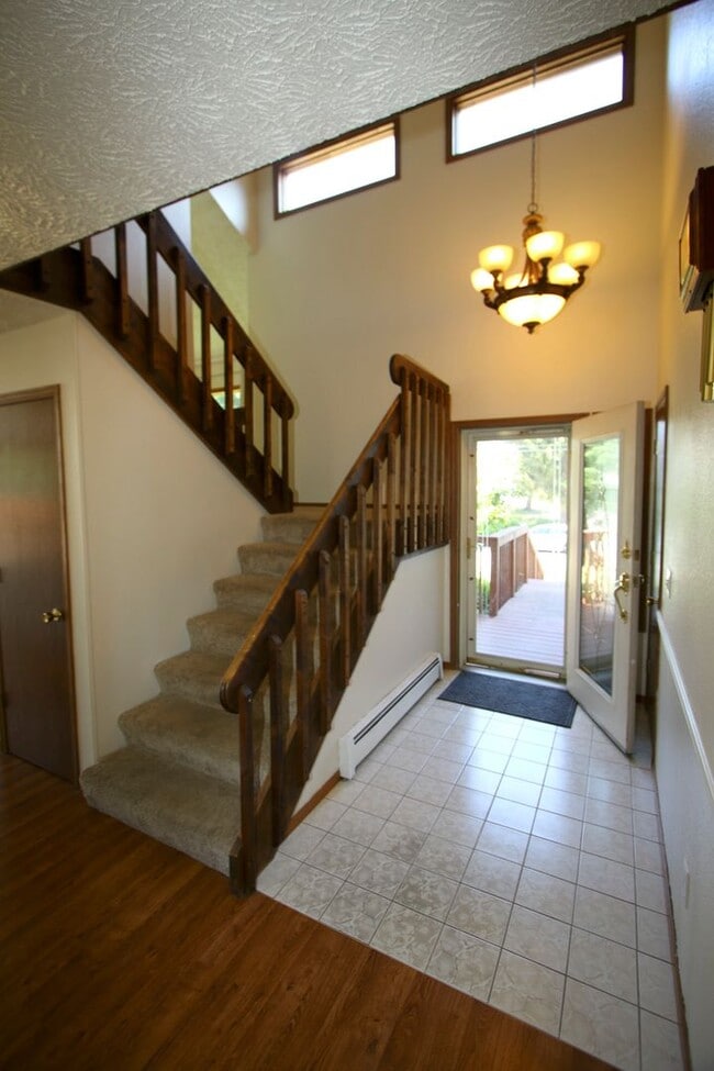 Building Photo - Lovely 3 Bedroom Home in Bayshore!