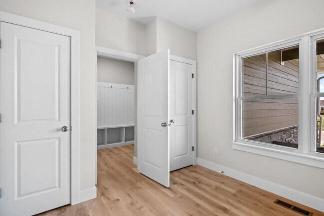Building Photo - 2205 W Mason Pl