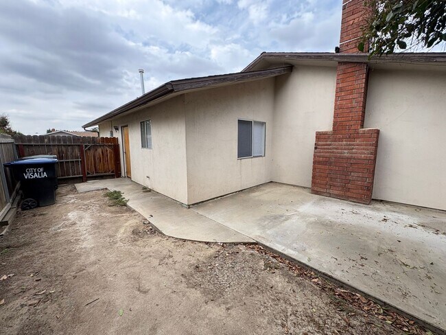 Building Photo - SW Visalia Home Available Now!
