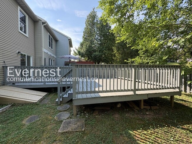 Building Photo - Spacious Town Home with Modern Amenities / 3 Beds & 2.5 Bath / Available Now!