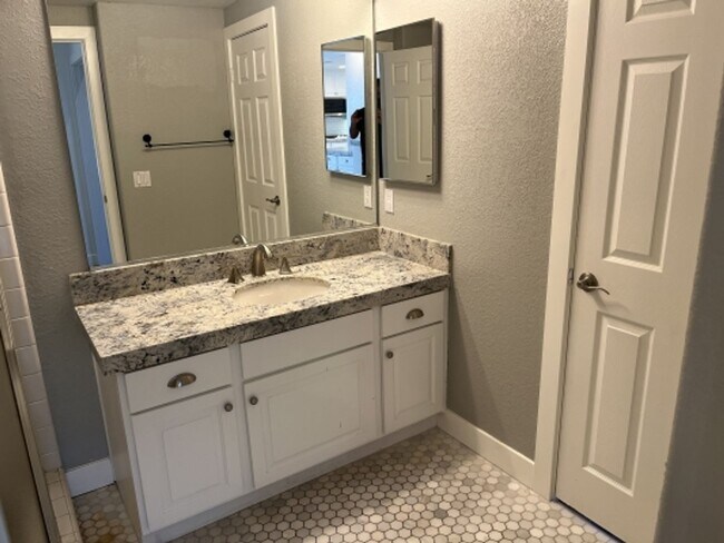 Building Photo - Stunning 4 bedroom Home with a Pool locate...