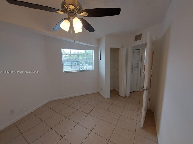 Building Photo - 978 SW 10th Dr
