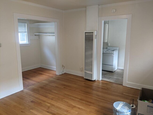 Building Photo - Broadway Court Apartments - Studio