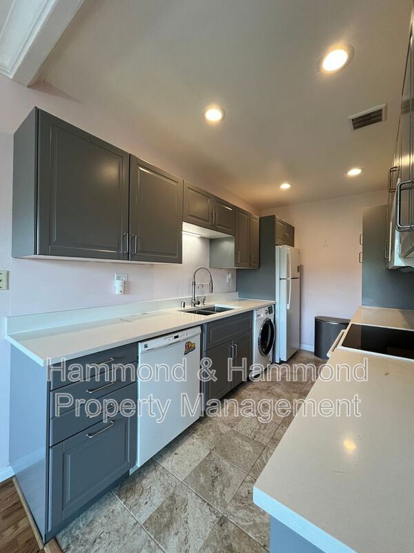 Building Photo - 5400 Newcastle Ave