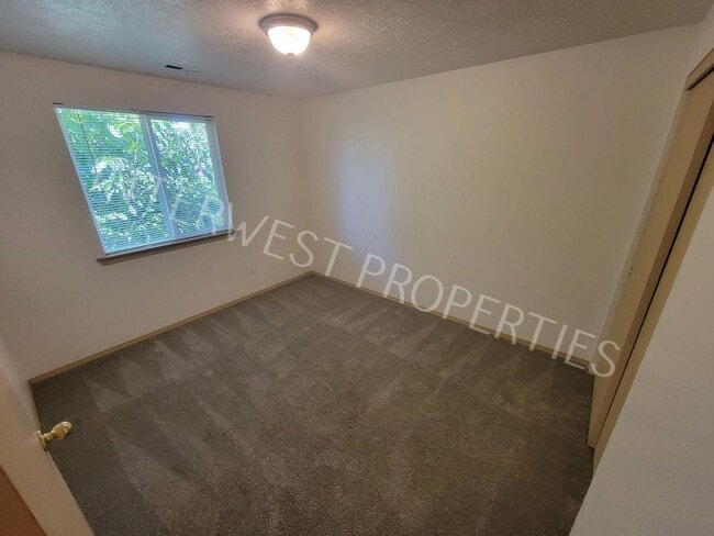 Building Photo - 4 Bedroom Home Near Brentwood Park w/Garag...