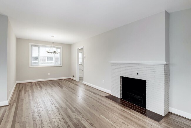 Building Photo - 3 Bed 2.5 Bathroom - Chevy Chase Rancher -...