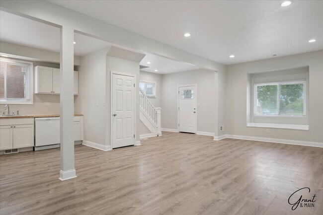 Building Photo - $1625 Fully remodeled, spacious 4 bedroom ...