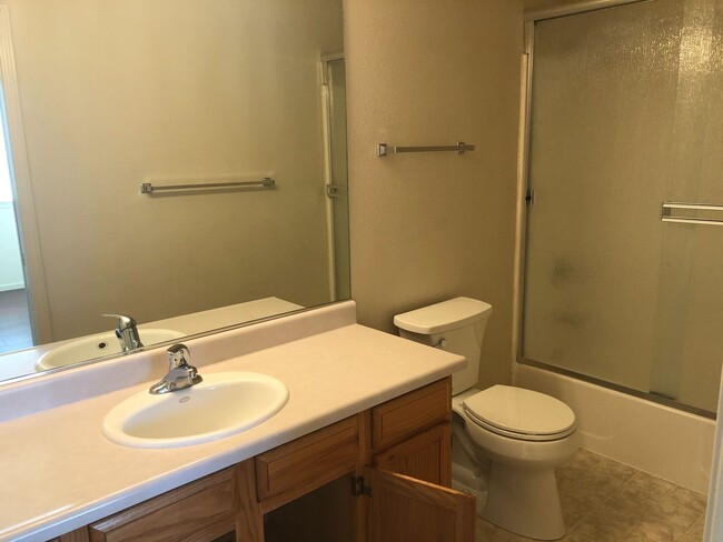 Building Photo - Light and Bright Three Bedroom Two Bath Du...