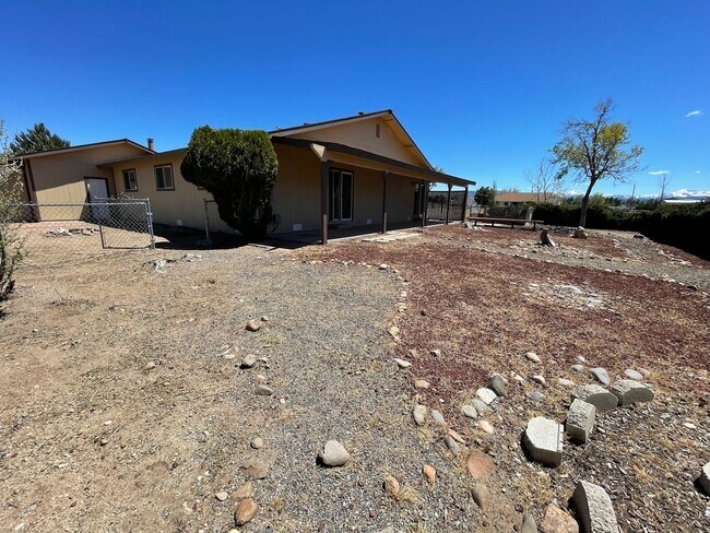 Building Photo - Spacious property with views!