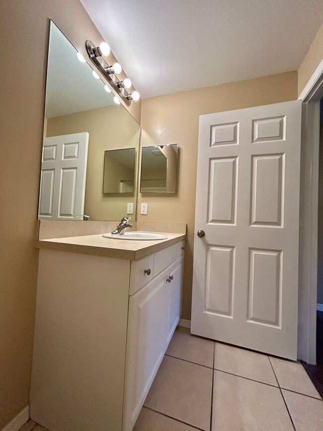 Building Photo - Charming 3BR/2BA Lehigh Acres Duplex with 1-Car Garage | Lawn Care & Salt Service Included