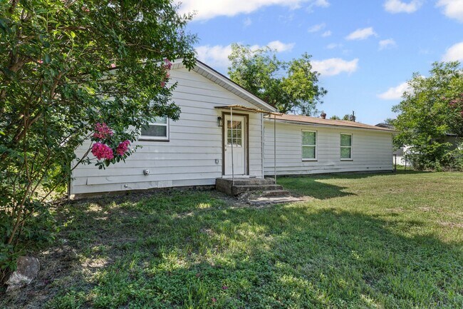 Building Photo - Charming in Cleburne!