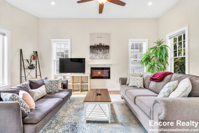 Building Photo - 10 Bradbury St