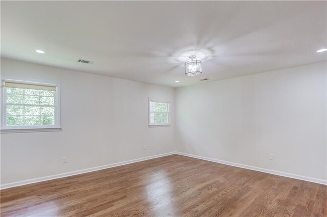 Building Photo - 770 Crest Valley Dr NW