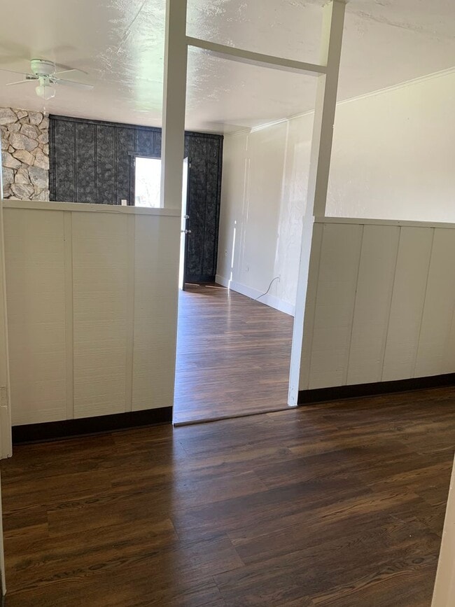 Building Photo - 3 bed 2 bath