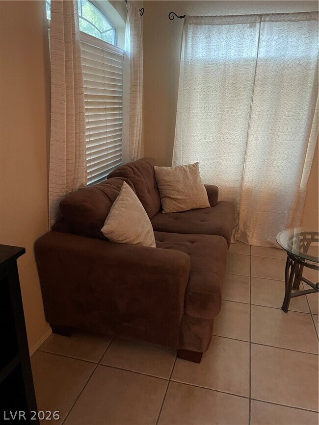 Building Photo - 2760 Stargate St