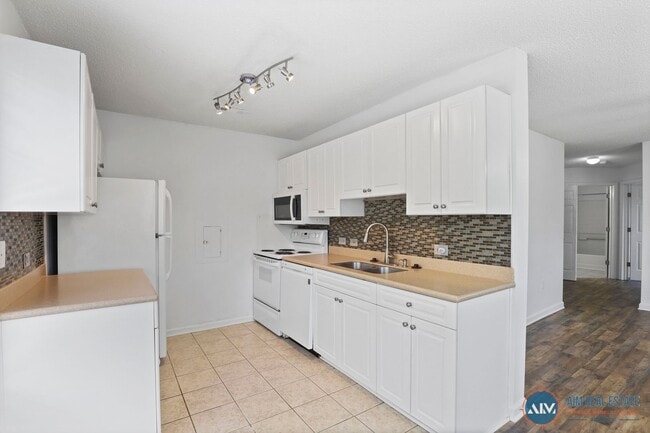 Building Photo - Immaculate 2-Bedroom Ground-Floor Villa in...