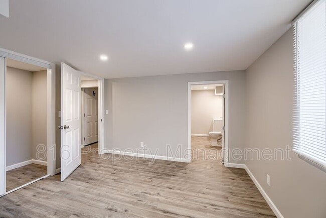 Building Photo - 1105 E Sea Ave