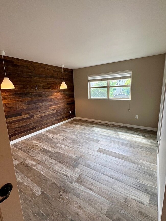 Building Photo - Central Point - Refined Townhouse with Dual Primary Suites