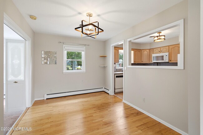 Building Photo - 943 Edgebrook Dr N