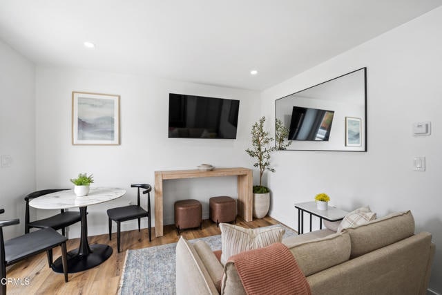 Building Photo - 894 Saratoga St