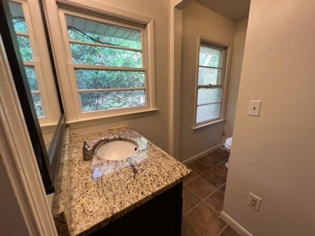 Building Photo - 3 bed 2 bath! UPSTAIRS!!