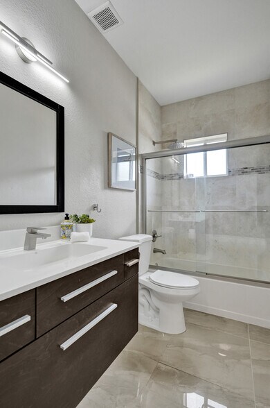 Building Photo - 62 NE 26th St