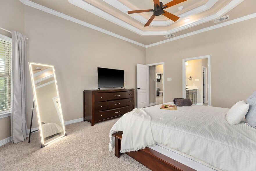 Building Photo - 2026 Henrietta Ave