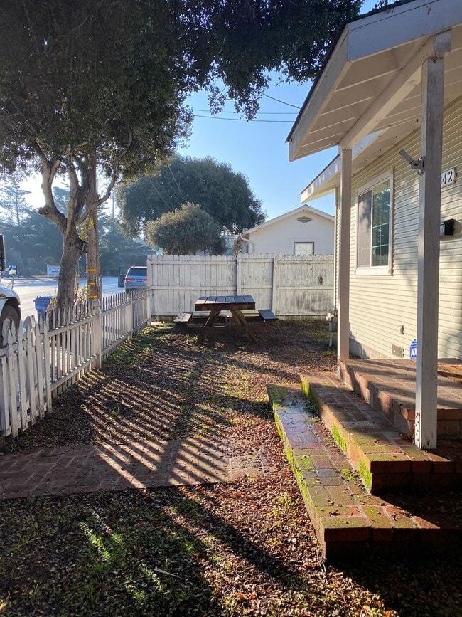 Building Photo - Two bedroom one bath house walking distanc...