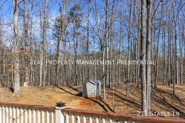 Building Photo - Country Cottage on 3 acres