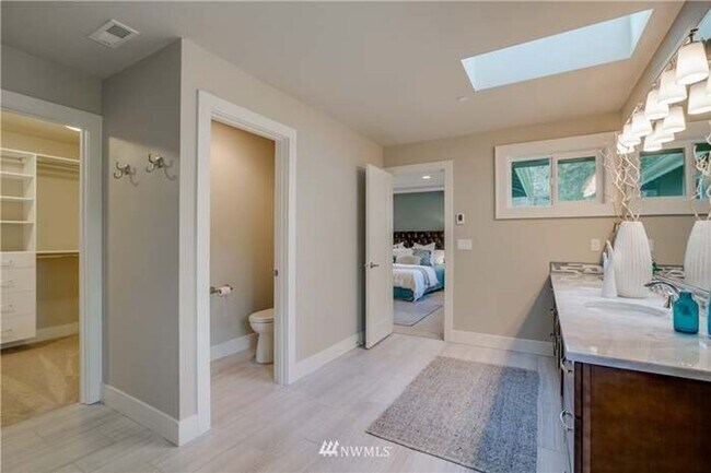 Building Photo - Beautiful 5 Bedroom 4 Bathroom Home in Lake Forest Park!