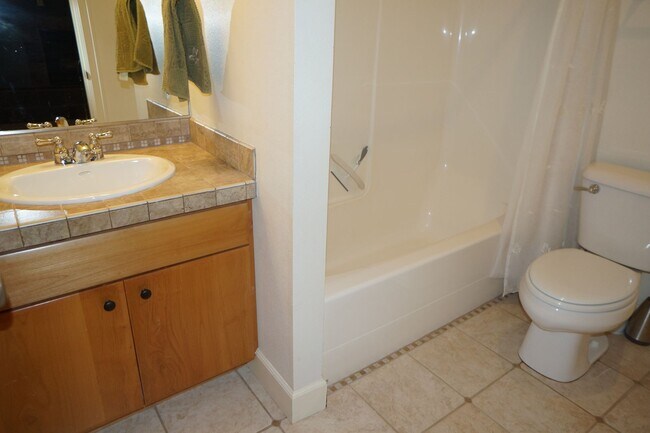 Building Photo - Spectacular NW Portland 4 bedroom with gue...