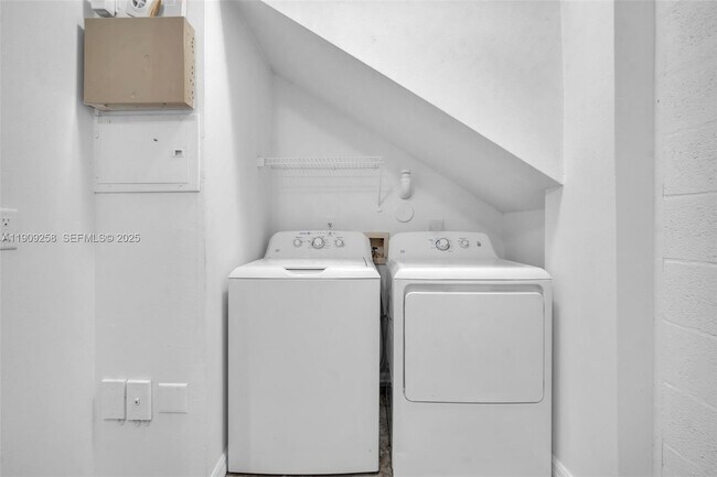 Building Photo - 2498 Centergate Dr