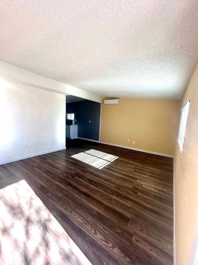 Building Photo - Charming 3 Bedroom 1 Bathroom Apartment