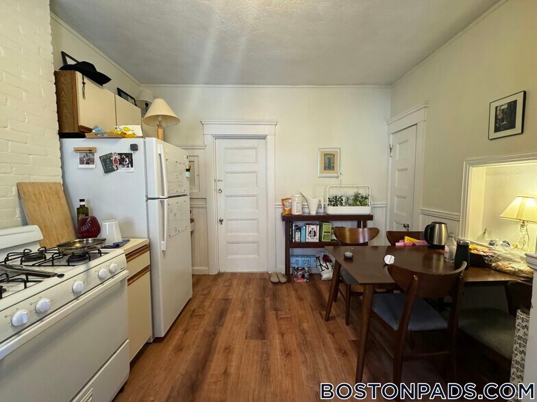 Building Photo - 533 Newbury St