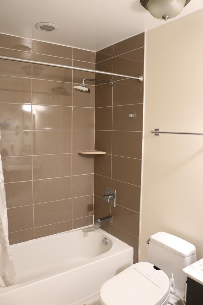 Building Photo - 636 5th St