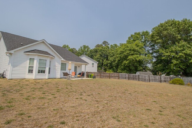 Building Photo - Spacious 3BR in Myers Creek – Fenced Yard, Workshop w/ Electricity & Bright Open Living!