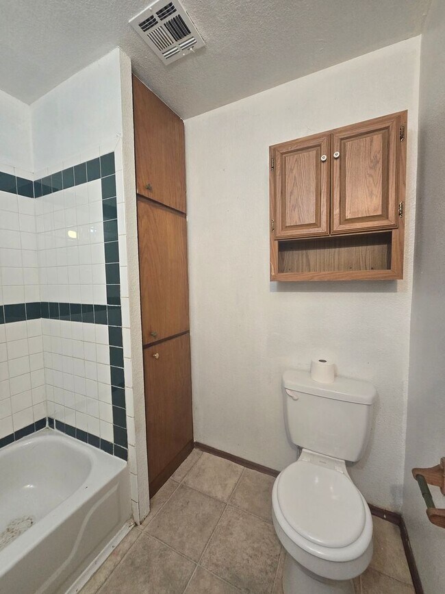 Building Photo - 3 Bed 2 Bath at Shawnee