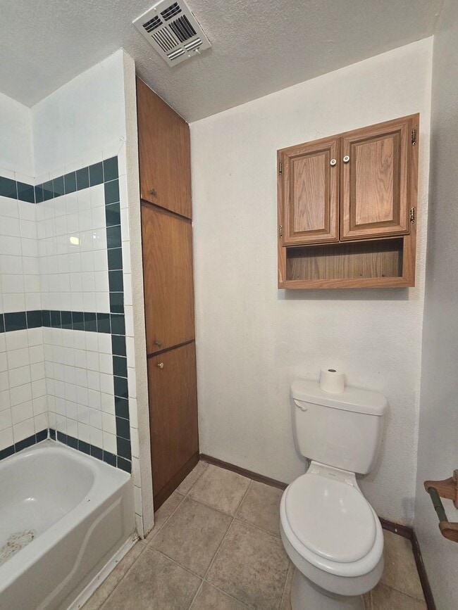 Building Photo - 4 Bed 2 Bath at Shawnee